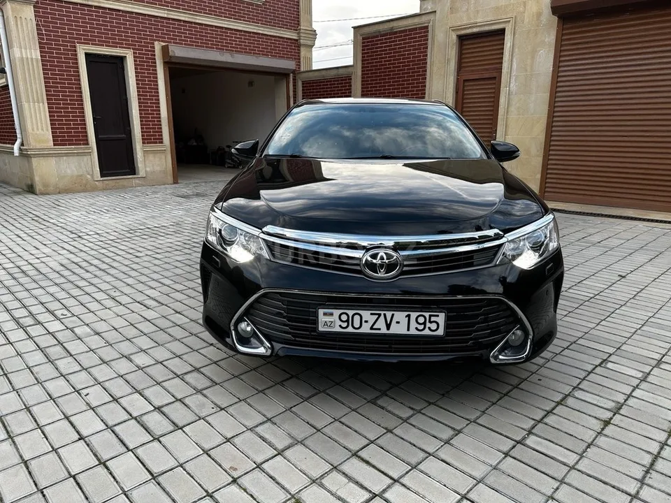 Toyota Camry — foto 1/4