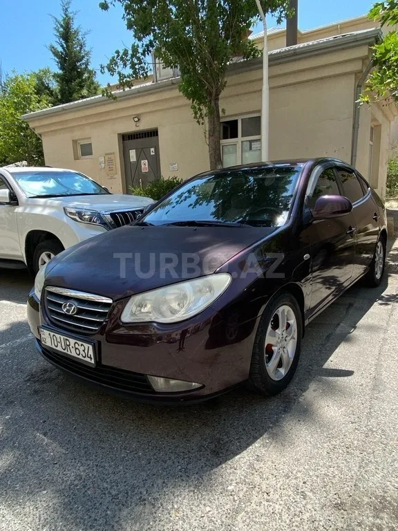 Hyundai Elantra — foto 1/4