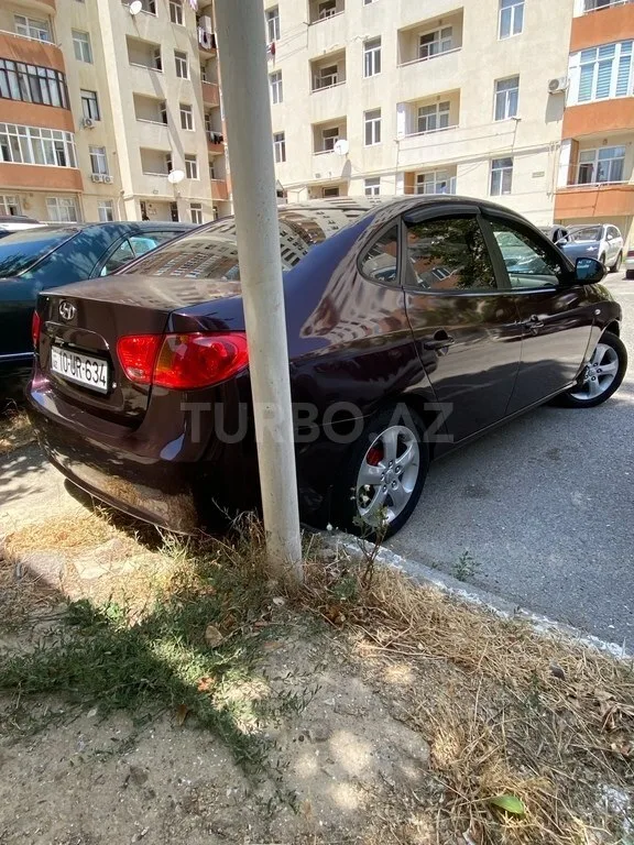Hyundai Elantra — foto 3/4