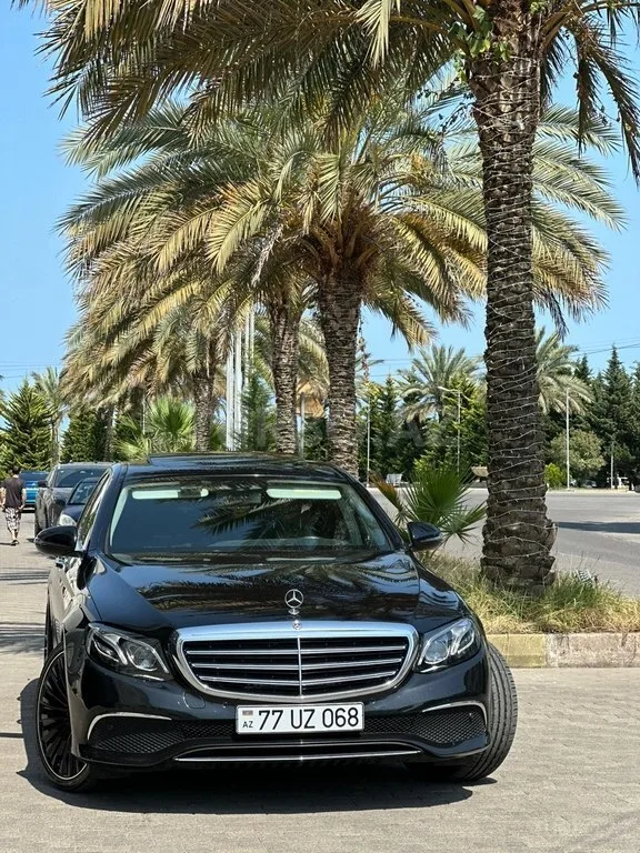 Mercedes E 220 d — фото 1/4