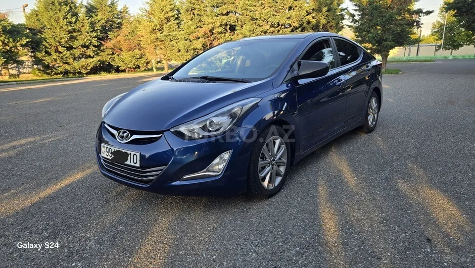Hyundai Elantra — фото 1/4