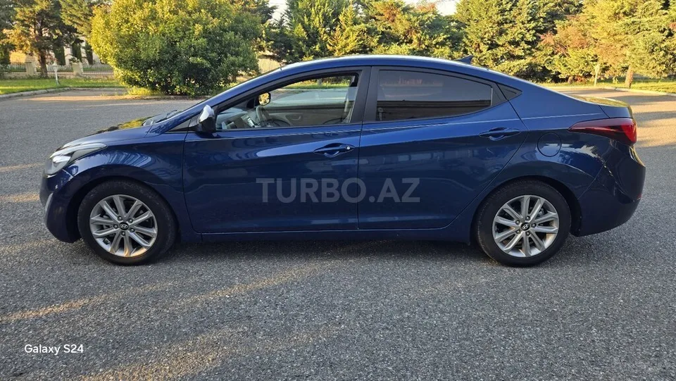 Hyundai Elantra — фото 4/4