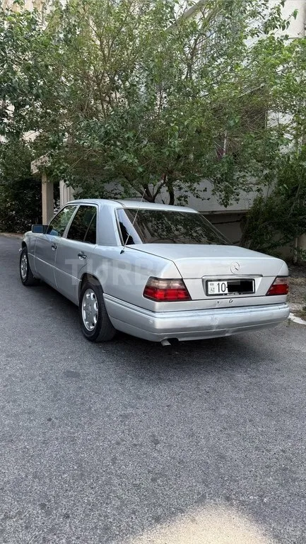 Mercedes 200 E — фото 3/4