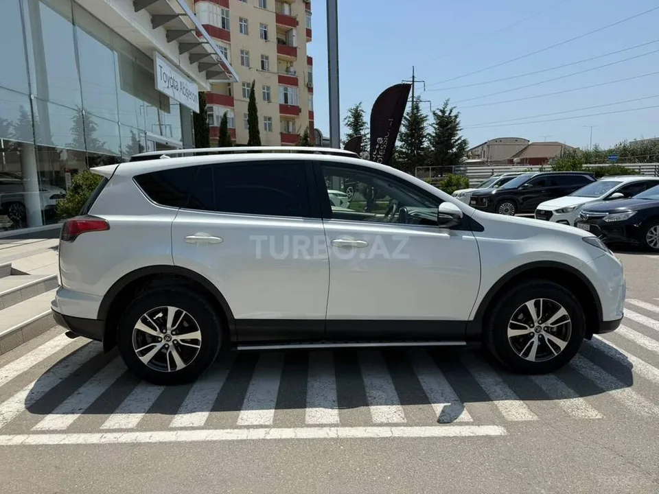 Toyota RAV4 — фото 3/4