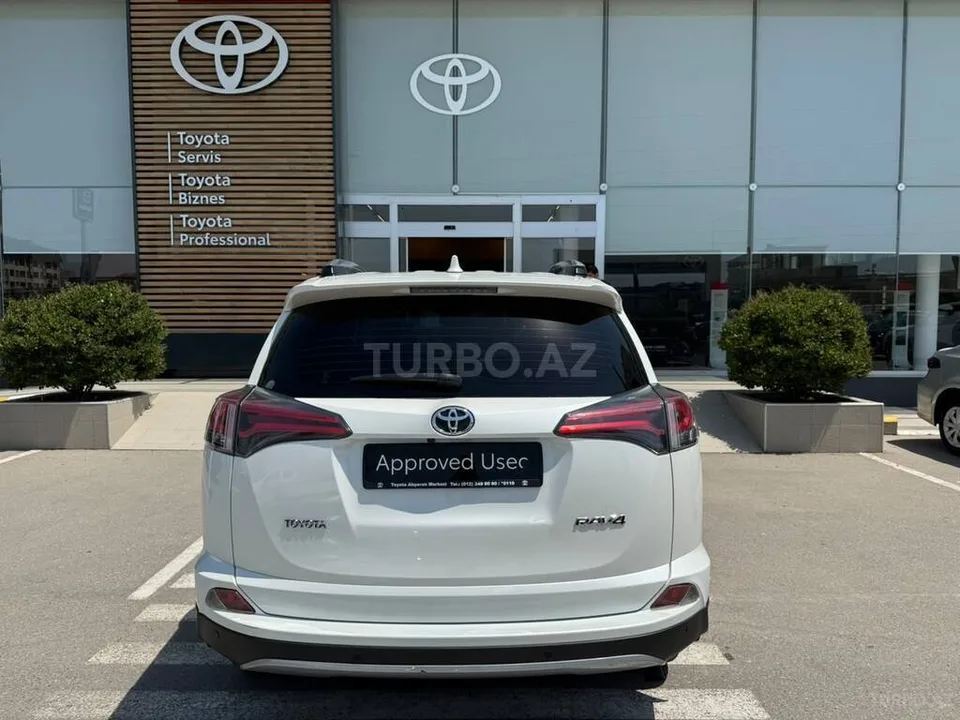 Toyota RAV4 — фото 4/4