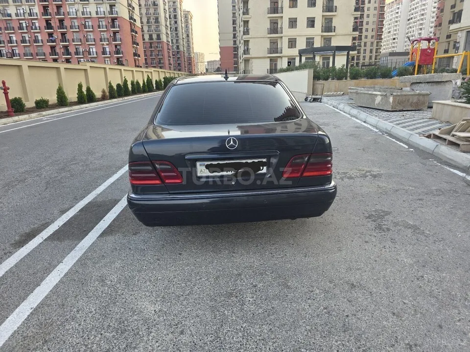 Mercedes E 280 — фото 4/4