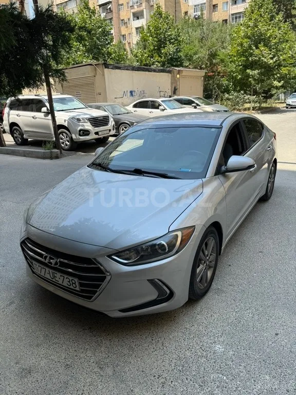 Hyundai Elantra — foto 1/4