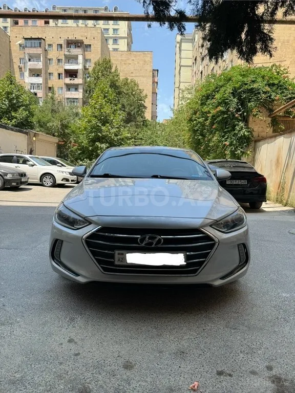 Hyundai Elantra — foto 3/4
