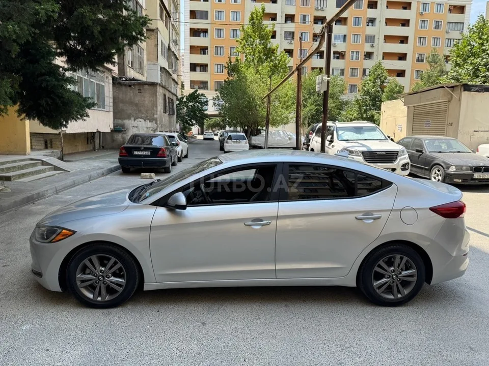 Hyundai Elantra — foto 4/4