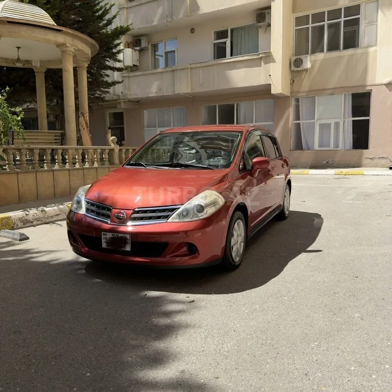 Nissan Tiida — фото 1/4