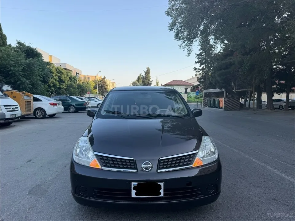 Nissan Tiida — foto 1/4