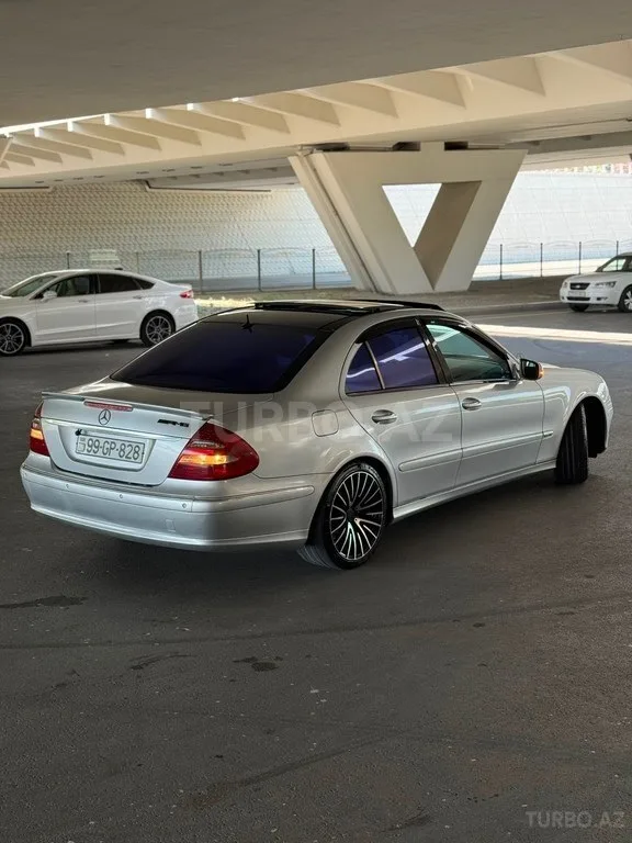 Mercedes E 220 — foto 3/4