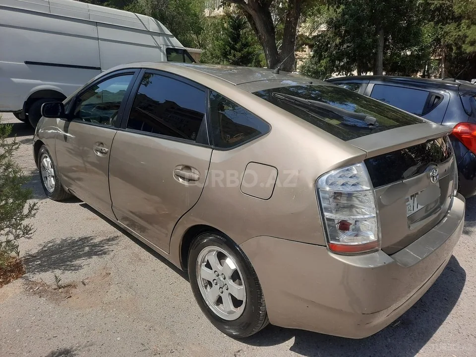 Toyota Prius — фото 3/4