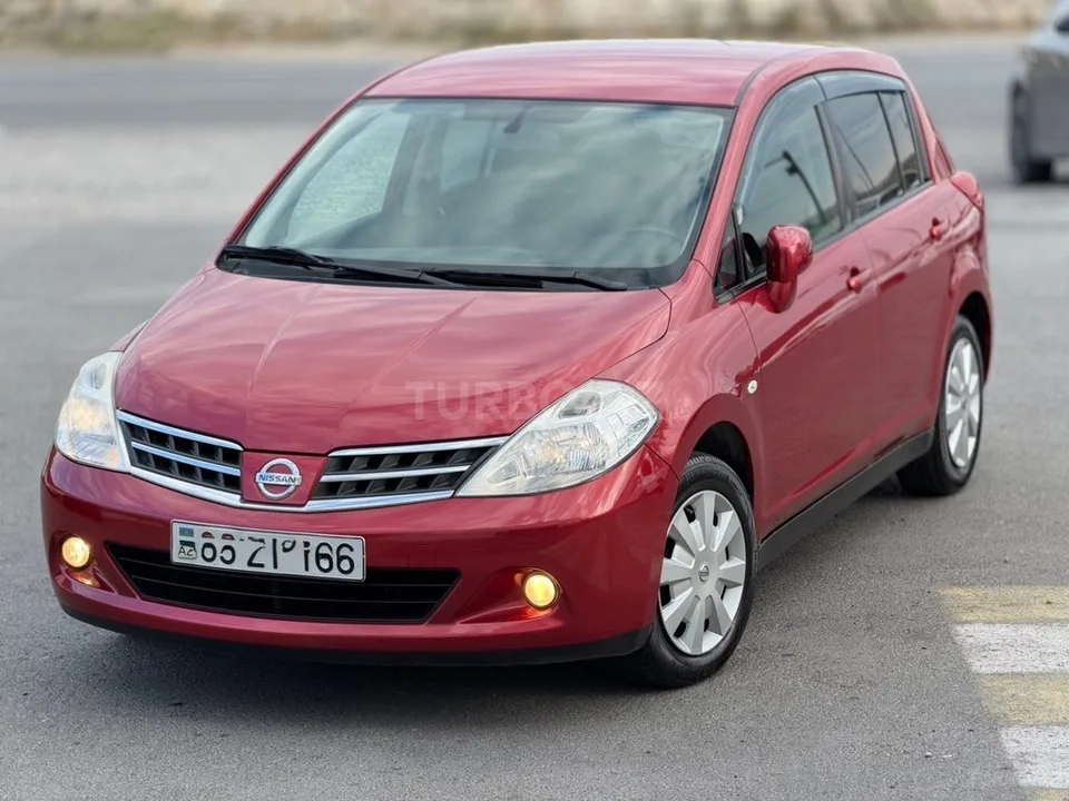 Nissan Tiida — фото 1/4