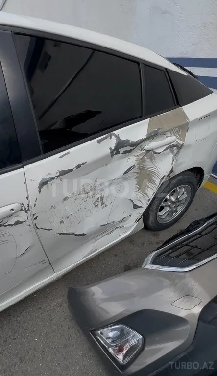 Toyota Prius — фото 3/4