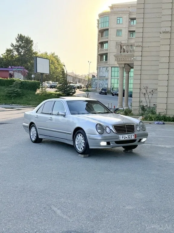 Mercedes E 220 — foto 1/4