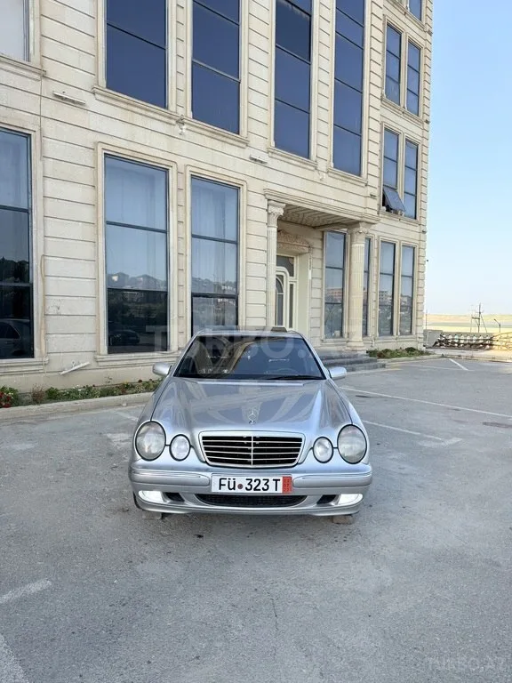Mercedes E 220 — foto 2/4