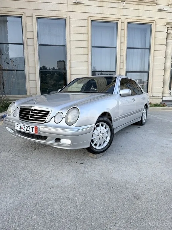 Mercedes E 220 — foto 3/4