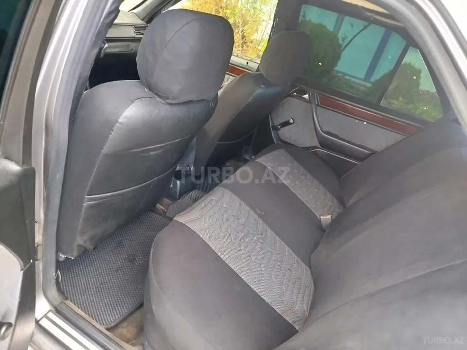 Mercedes E 200 — фото 4/4