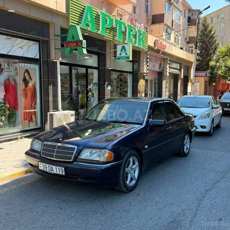 Mercedes C 200 — фото 1/4