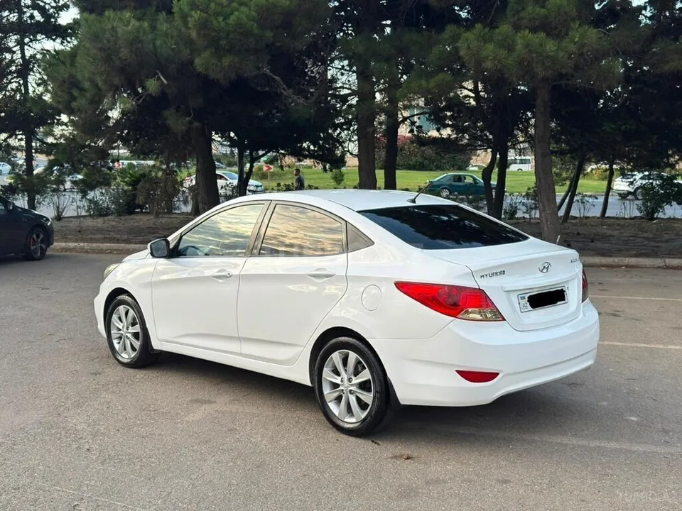 Hyundai Accent — фото 3/4