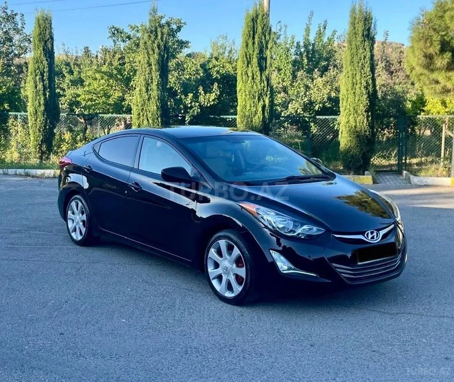 Hyundai Elantra — foto 1/4