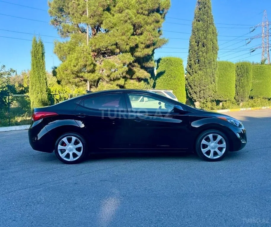 Hyundai Elantra — foto 2/4