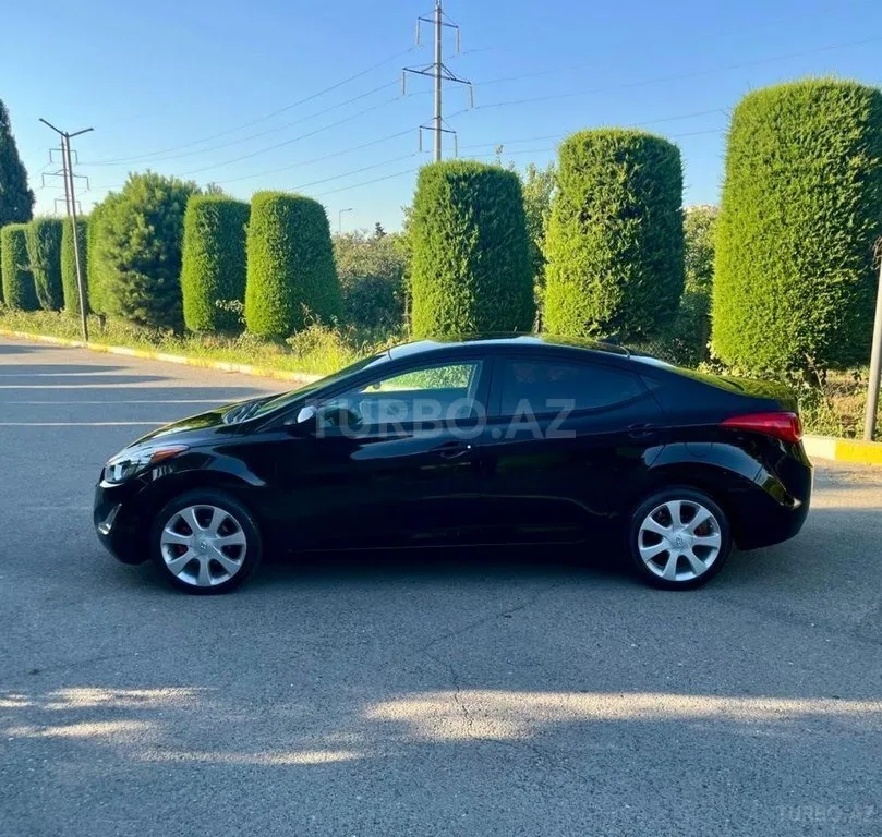 Hyundai Elantra — foto 3/4