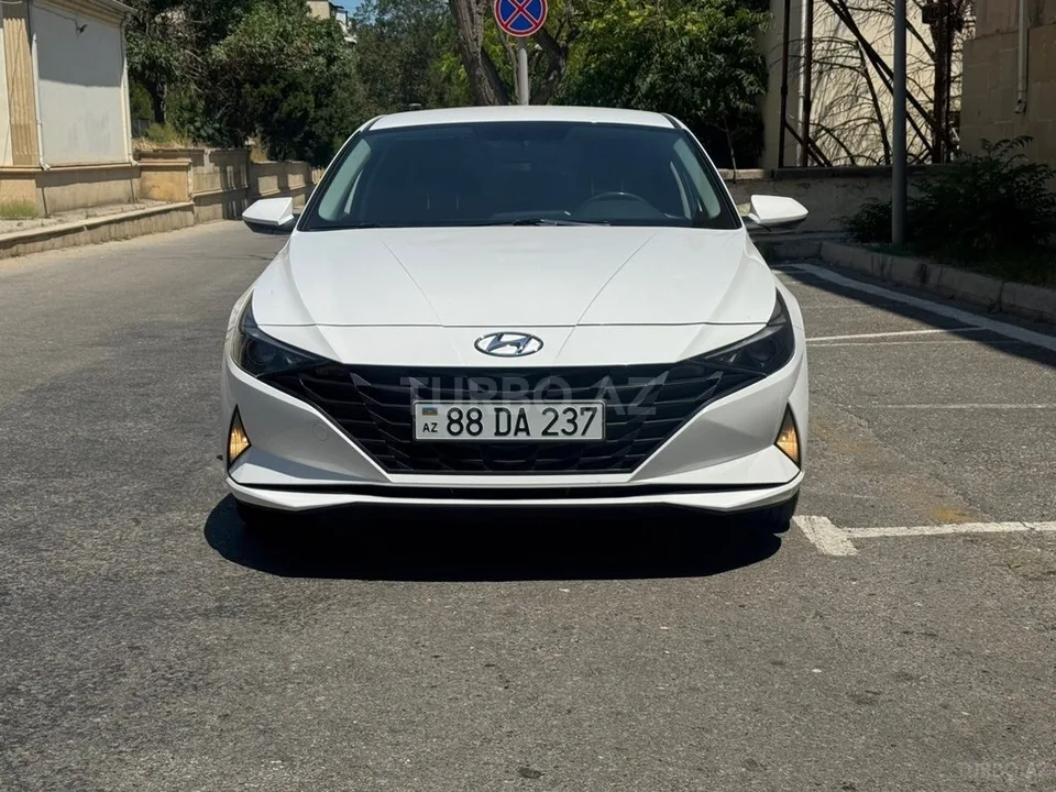 Hyundai Elantra — фото 1/4