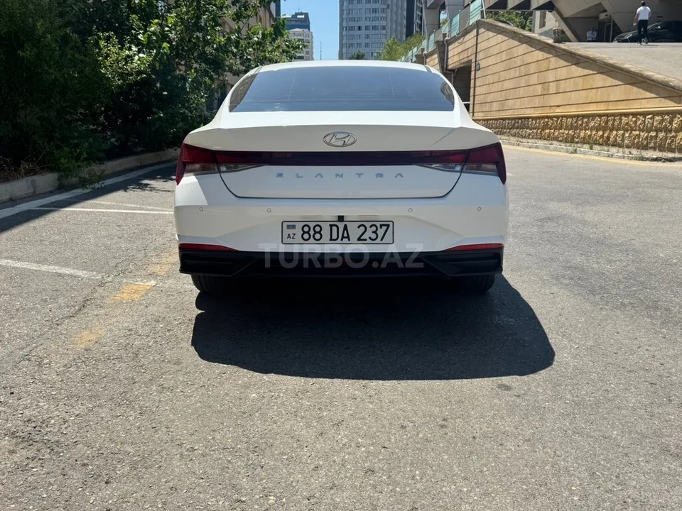 Hyundai Elantra — фото 2/4