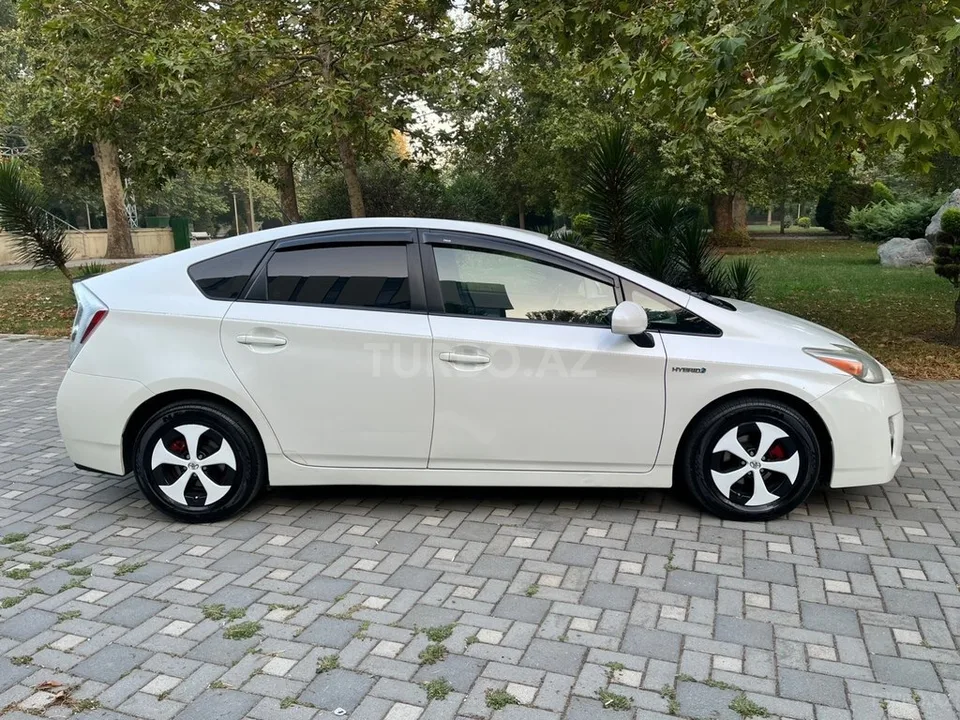 Toyota Prius — фото 3/4