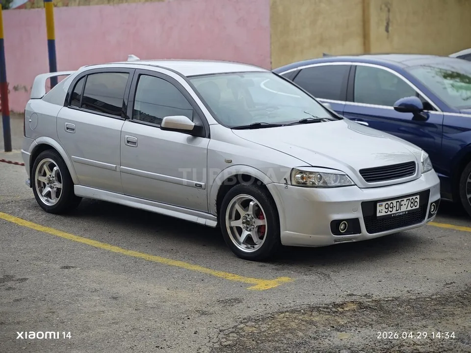 Opel Astra — фото 1/4