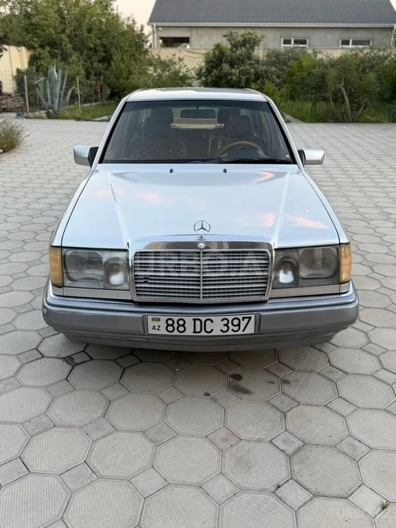 Mercedes 280 E — фото 1/4