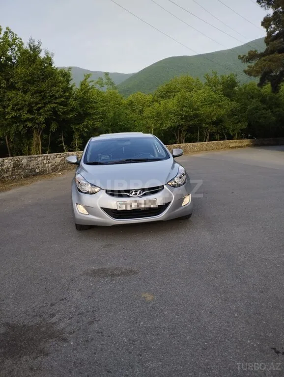 Hyundai Elantra — фото 3/4