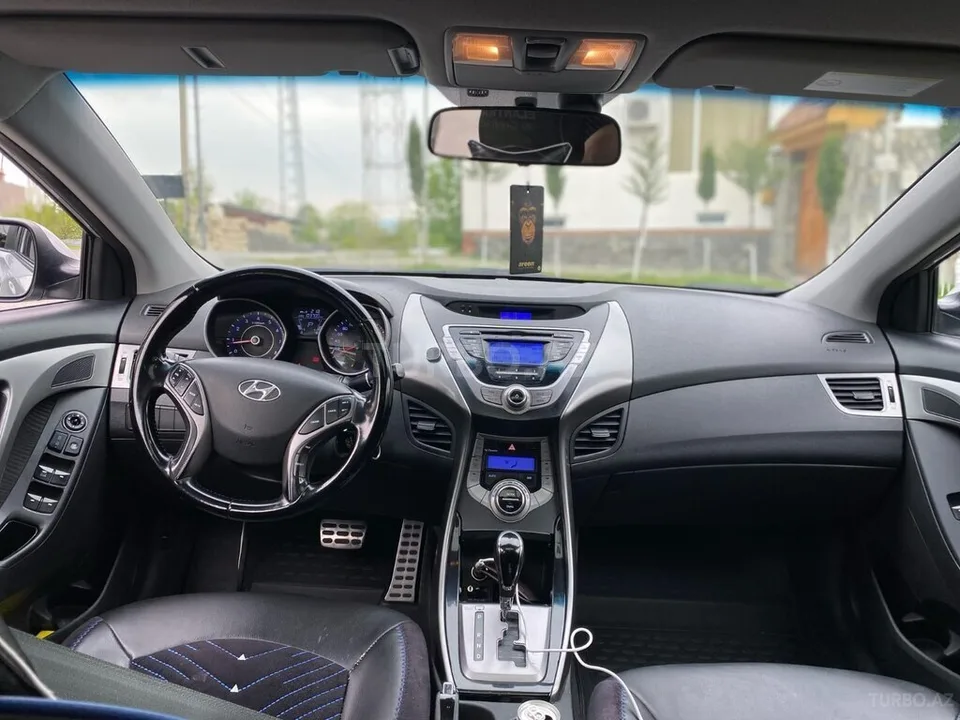 Hyundai Elantra — фото 4/4