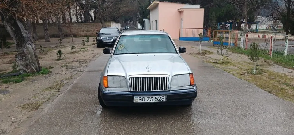 Mercedes E 220 — foto 1/4