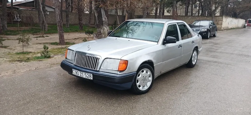 Mercedes E 220 — foto 2/4