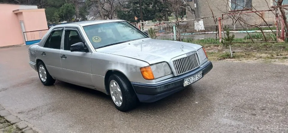 Mercedes E 220 — foto 3/4