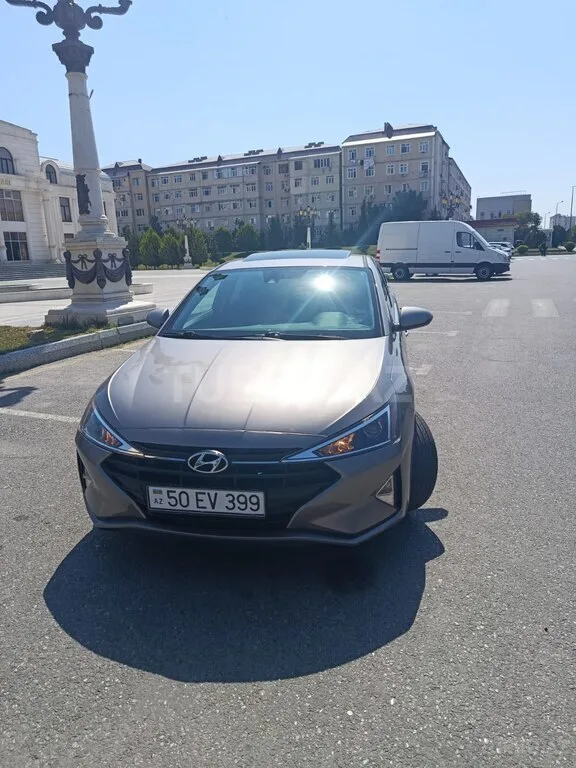 Hyundai Elantra — foto 1/4