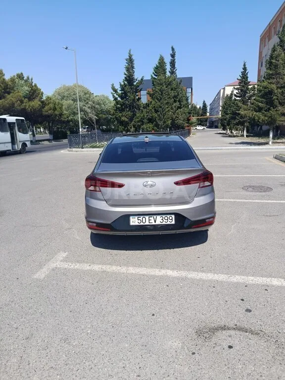 Hyundai Elantra — foto 2/4
