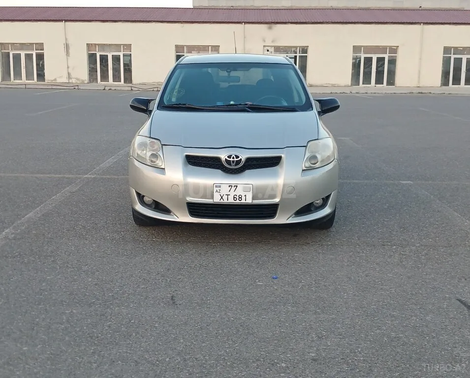 Toyota Auris — фото 1/4
