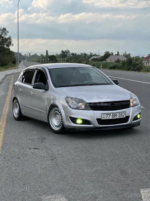 Opel Astra — фото 1/4