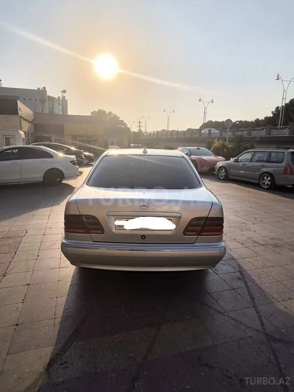 Mercedes E 220 — foto 2/4