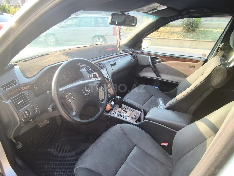 Mercedes E 220 — foto 3/4