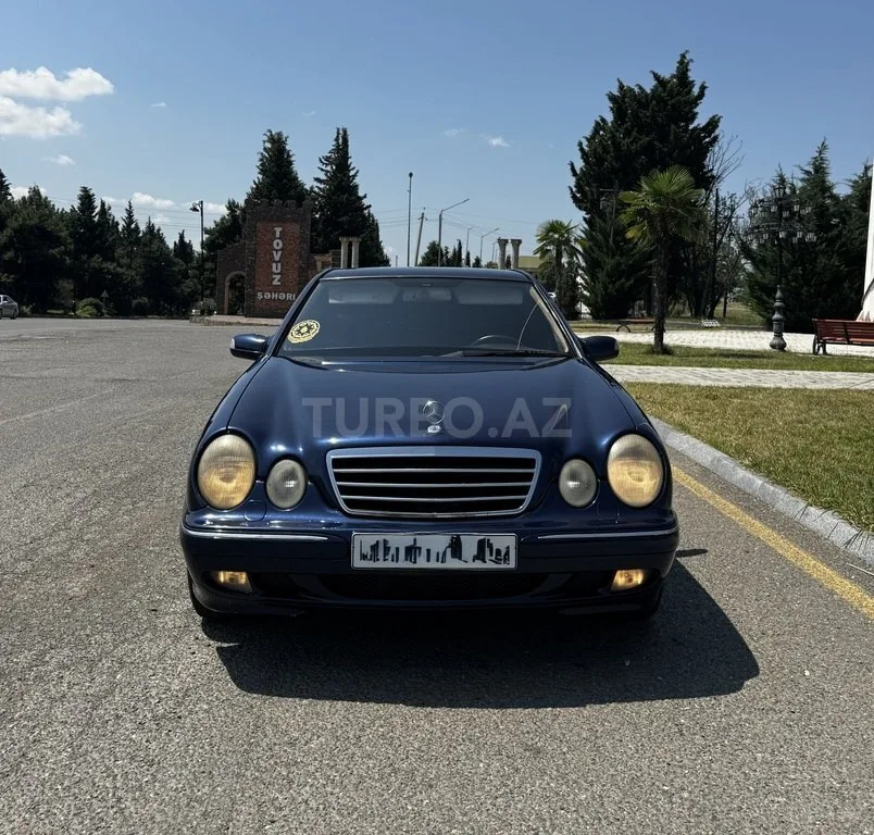 Mercedes E 220 — фото 1/4
