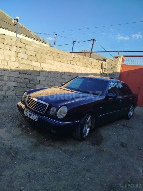 Mercedes E 280 4MATIC — foto 1/4