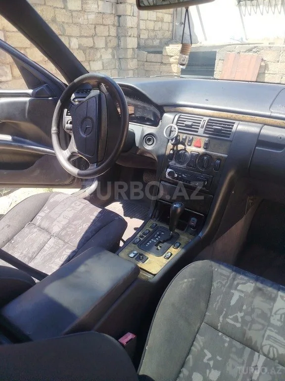 Mercedes E 280 4MATIC — foto 3/4