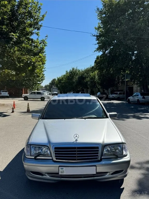 Mercedes C 180 — фото 1/4