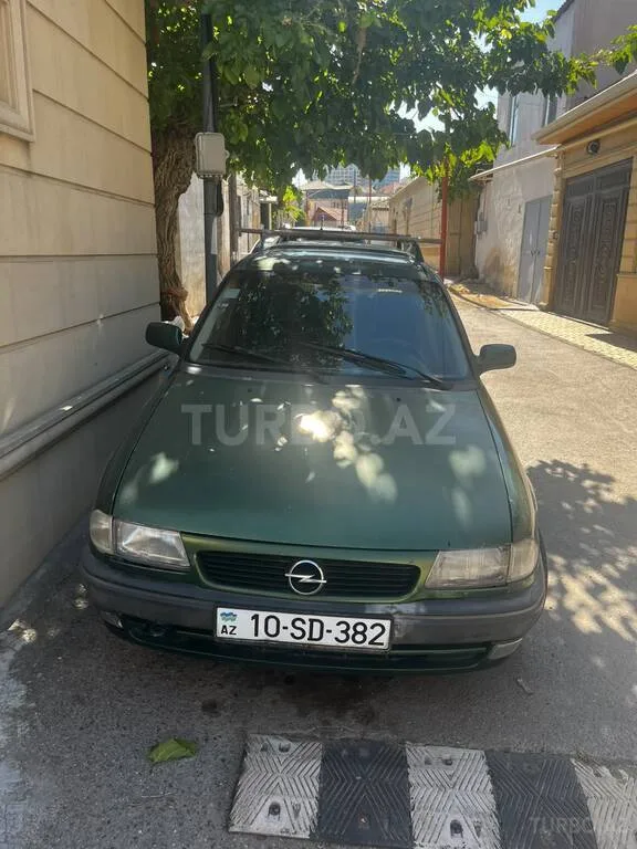 Opel Astra — фото 1/4