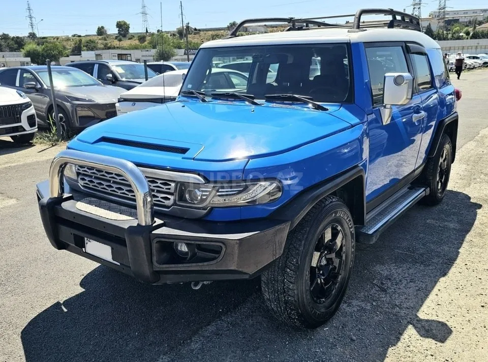 Toyota FJ Cruiser — фото 1/4